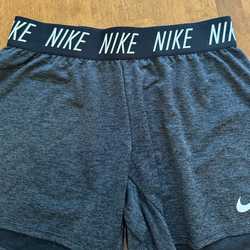 NIKE EUC Girl’s Trophy Training Shorts Running Shorts Black/Dark Grey Size XL